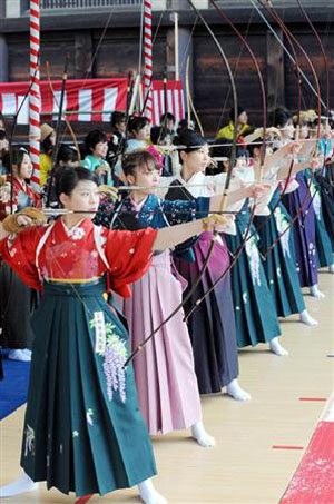 日本2千名青年在京都参加射箭比赛
