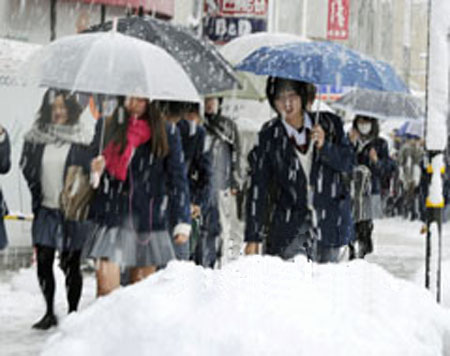 寒流袭击下日本部分地区出现大雪天气