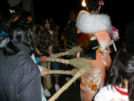 日本新年奇怪的求子习俗 让小孩“打新娘屁股”