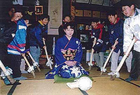 日本新年奇怪的求子习俗 让小孩“打新娘屁股”