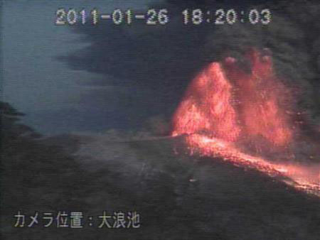 九州新燃岳火山喷发 铁路航空皆受影响