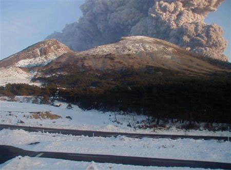 九州新燃岳火山喷发 铁路航空皆受影响