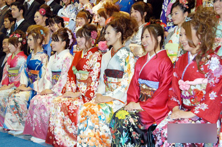 日本各地政府为年满20周岁的年轻人举办成人仪式