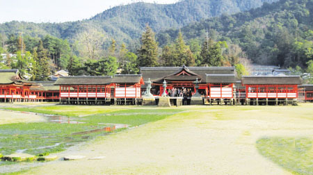 日本旅行 坐落在充满灵气岛屿上的严岛神社