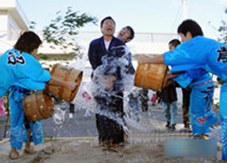 日本福岛县举行了“冷水祝贺仪式” 向女婿泼冷水祈祷防火