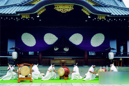 强而有力地表演 日本传统鼓艺“太鼓”