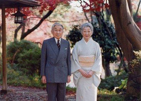 日本天皇夫妇参加日本皇宫举行春季吟诗大会