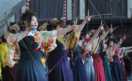日本2千名青年在京都参加射箭比赛