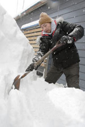 日本漫画家浦岛岭反对限制性描写赴约前往北海道铲雪 日本通