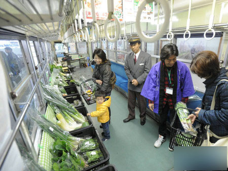 开在京都市电车内的蔬果店