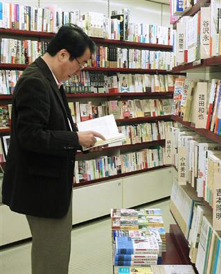 日本首相菅直人前往都内书店购书