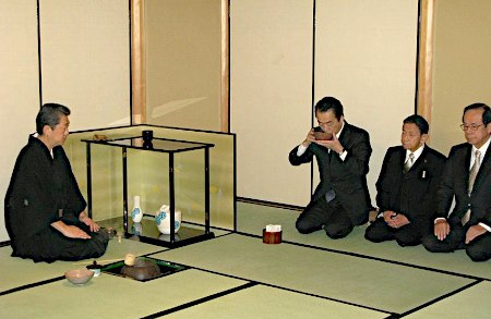 日本首相菅直人受邀参加茶道世家的“初釜式”
