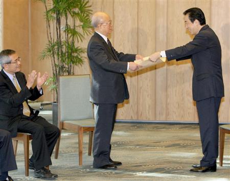 日本首相菅直人向两位诺贝尔化学奖得主颁发感谢状