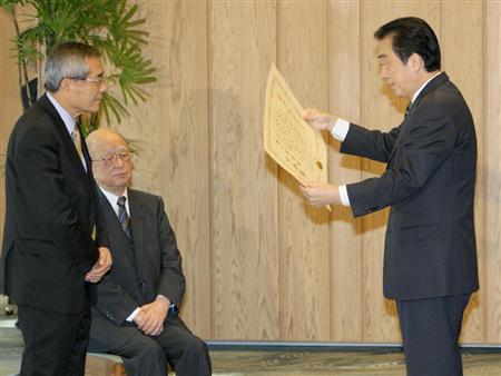 日本首相菅直人向两位诺贝尔化学奖得主颁发感谢状