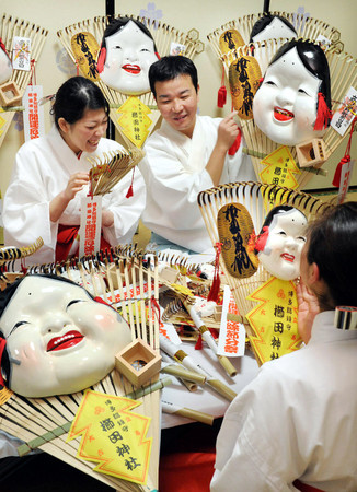 福冈神社巫女们制作节分所需的吉祥物