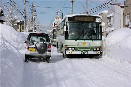 日本东北普降大雪 积雪灾害严重