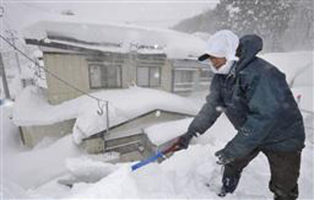 日本大雪施虐造成许多老年人受伤甚至死亡