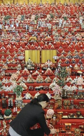 长崎县展示上千人偶组成的女儿节装饰
