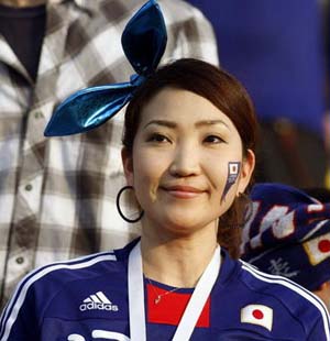 亚洲杯足球以外的亮点：日本黑丝美女激情助阵