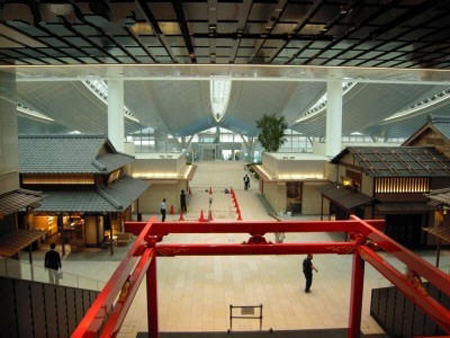 羽田机场航站楼变身旅游景点 有人欢喜有人愁