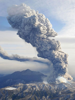 雾岛火山多次喷发 恐发泥石流居民避难