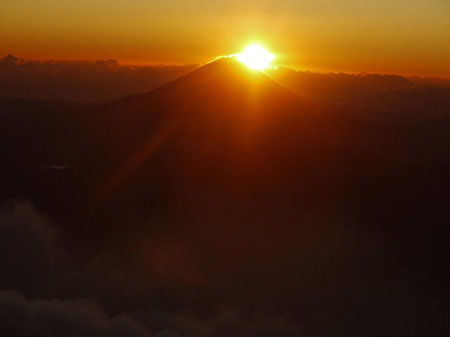 旅游攻略之在飞机上看富士山日出