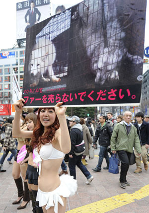 日本少女扮萌娘 泳装上街抗议贩卖皮草