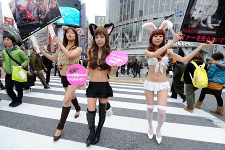 日本少女扮萌娘 泳装上街抗议贩卖皮草