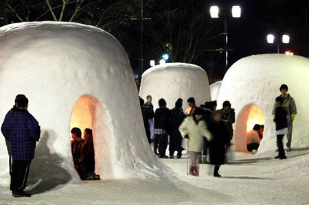 日本横手市举办“雪洞节” 打造冰雪童话世界