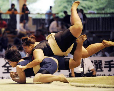 彪悍！罕见的日本女子相扑