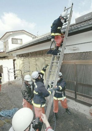 宫崎县消防队积极处理火山灰