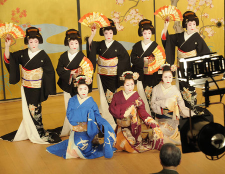 京都“第62回京舞”将至 艺妓舞妓们拍照宣传