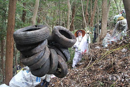 德岛县志愿者回收“遍路道”上的垃圾