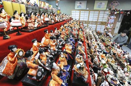 札幌和服店摆放350人偶迎接女儿节