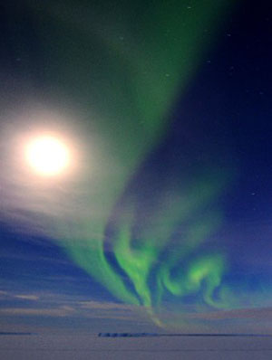 日本考察船“白濑”拍下南极极光