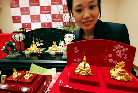 日本珠宝商展示纯金女儿节人偶