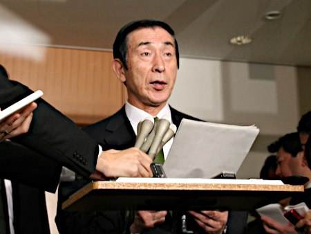 日本文部科学相表明将检讨禁止携带手机入考场