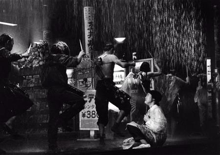 舞台剧拍摄现场大降雨 鬼冢洋介表示“鸭梨”很大