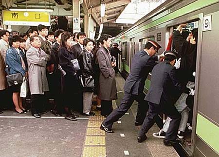 日本东京拥挤地铁众生相