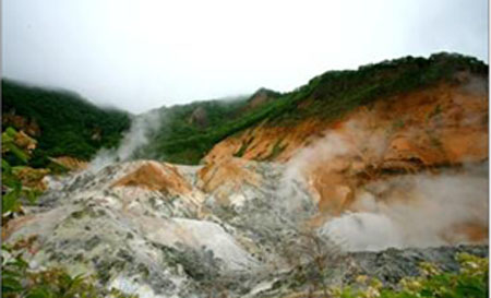 白烟袅袅的登别“地狱谷”—北海道旅游的重要景致之一