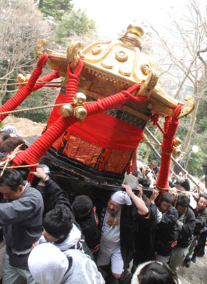 湖国山王祭 众汉抬1吨重神舆祭山王
