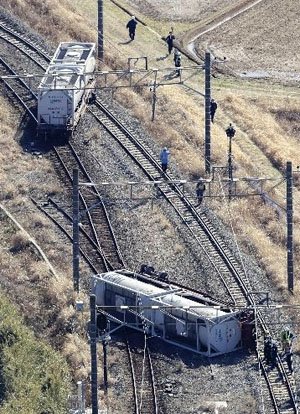 成田线列车脱轨 线路停运影响7千多人