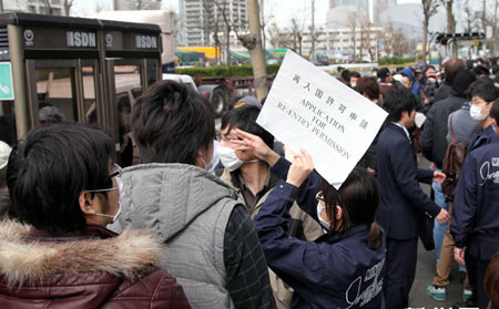 大震灾后 在日外国人排长队办回国签证