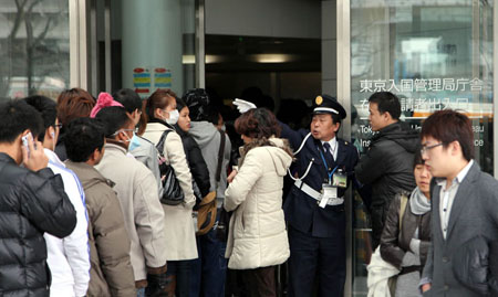 大震灾后 在日外国人排长队办回国签证