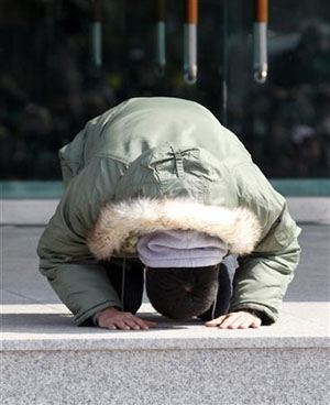 日本女影迷远赴韩国相送玄彬入伍 玄彬含泪磕头告别 - 日本通