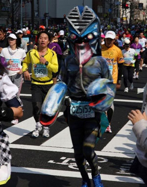 日本奇装出席的马拉松赛