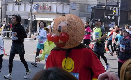 日本奇装出席的马拉松赛