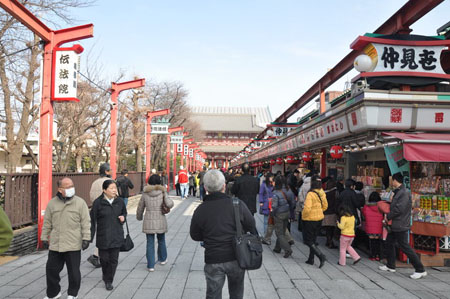 洋溢日本风情 浅草寺商业街