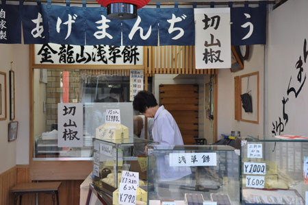 洋溢日本风情 浅草寺商业街