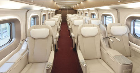 最新高铁隼号投入运营 最高时速300公里